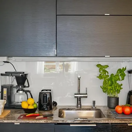 Bright And Renovated In Kamppi With A Walk-in Closet *